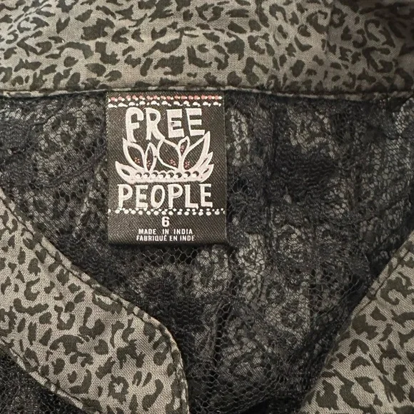 Free People 3/4 Sleeve Blouse Gray Leopard Print Lace Button Front Boho Sz 6 Med - Picture 8 of 8